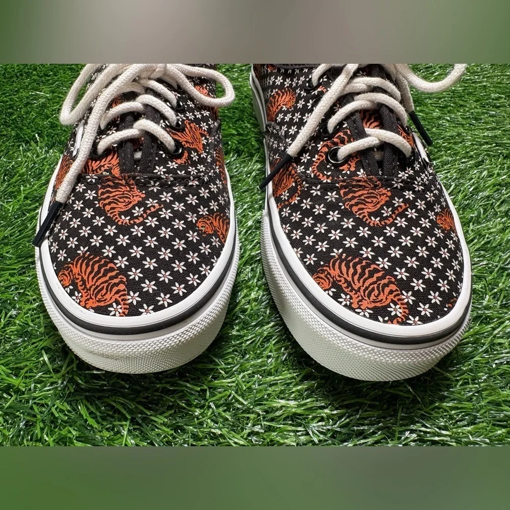 VANS Unisex Bengal Tiger Floral Black/Orange/White Low-Top Sneaker- M4.5, W6.0